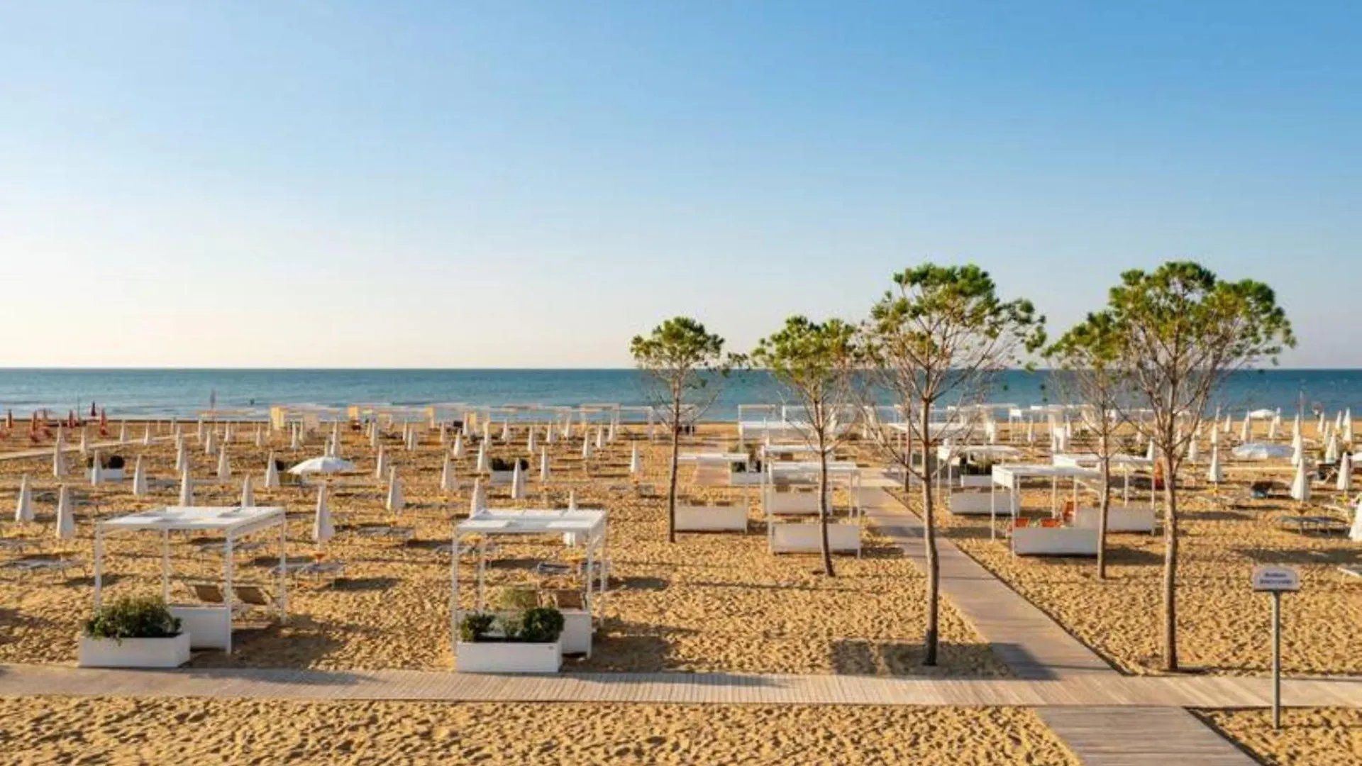 Coastal Escape Flat With Common Pool Appartement Bibione